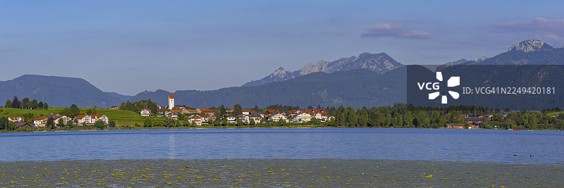 福平湖,其后是福平湖畔镇和安默尔高阿尔卑斯山,东阿尔高,阿尔高,士瓦本,巴伐利亚,德国图片素材