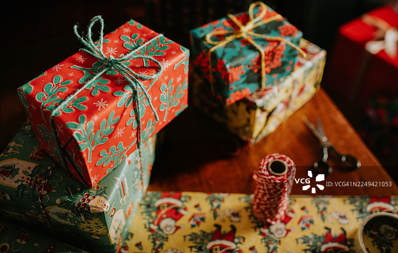 圣诞节礼品包装场景，使用明亮、复古风格的圣诞包装纸。图片素材