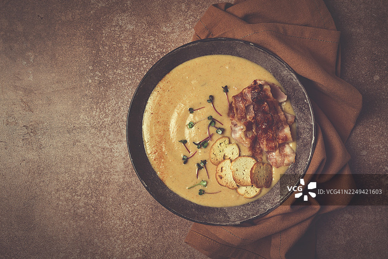 南瓜奶油汤，咖喱，炸培根，布鲁斯凯塔薯片，微型蔬菜，俯视角度，无人图片素材