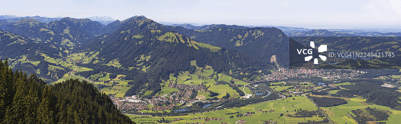 格吕藤山（1738米）俯瞰伊勒河谷、伊门施塔特、阿尔普湖和阿尔高阿尔卑斯山、上阿尔高、阿尔高、巴伐利亚、德国的远景图片素材