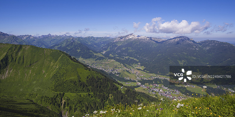 从费尔峰（2038米）俯瞰小瓦尔斯山谷至霍赫伊芬峰（2230米）和戈特斯阿克高原因，阿尔高阿尔卑斯山，阿尔高，福拉尔贝格，奥地利的全景图片素材