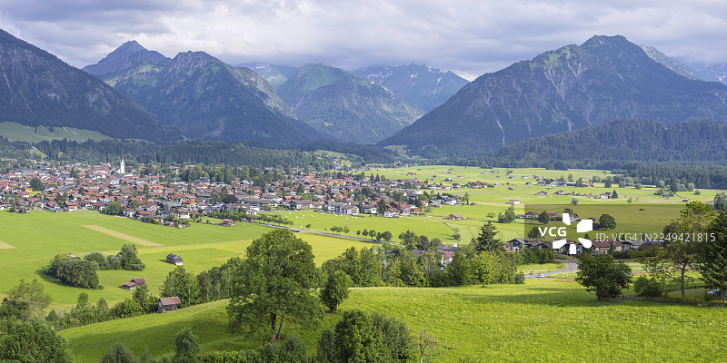 德国巴伐利亚州阿尔高地区，奥伯斯多夫，其后是阿尔高阿尔卑斯山图片素材
