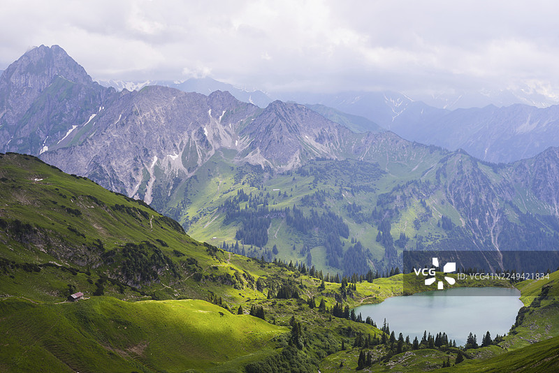 从采格萨特尔 (Zeigersattel) 俯瞰希尔普湖 (Seealpsee) 的全景,后方左侧是霍法茨峰 (Höfats),海拔2259米,位于阿尔高阿尔卑斯山脉、阿尔高、巴伐利亚、德国。图片素材