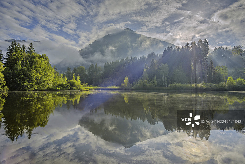 德国巴伐利亚州奥伯斯多夫附近的阿尔高地区，沼泽池塘的日出图片素材