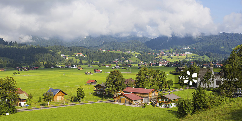 洛雷托草甸，位于上阿尔高地区上阿尔斯多夫以南的村庄草甸，巴伐利亚，德国图片素材