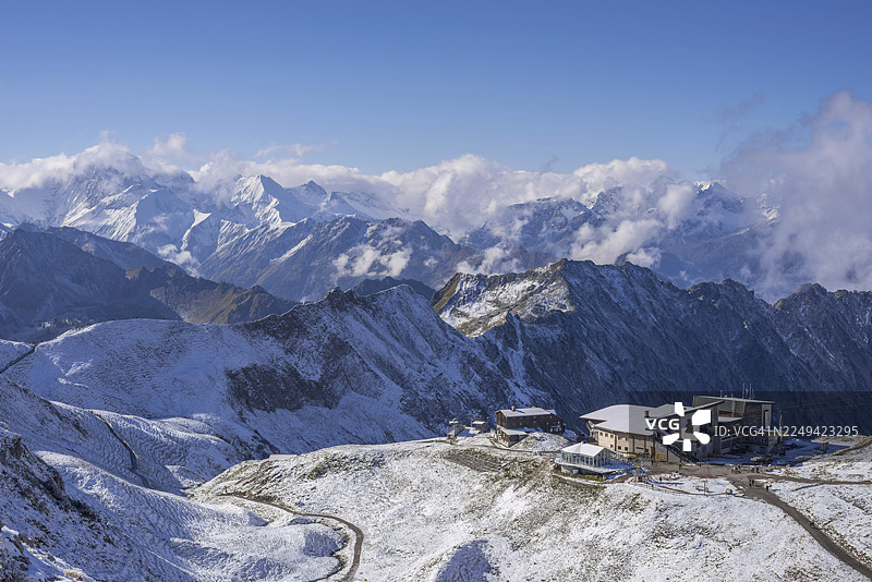 霍夫茨布利克车站,位于霍夫茨(2259米)之后,阿尔高阿尔卑斯山、阿尔高、巴伐利亚、德国图片素材