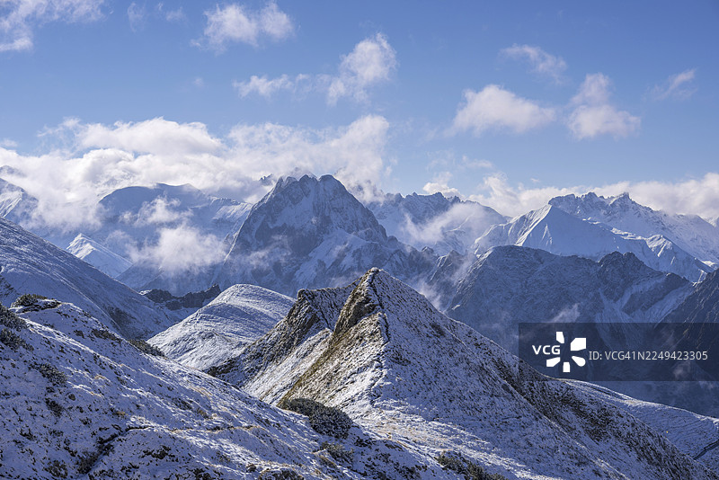 德国巴伐利亚州阿尔高阿尔卑斯山脉的霍费茨峰(海拔2259米)鸟瞰图,从内贝尔峰望向霍费茨峰图片素材
