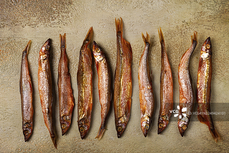 冷熏毛鳞鱼，在桌子上，俯视，无人物图片素材