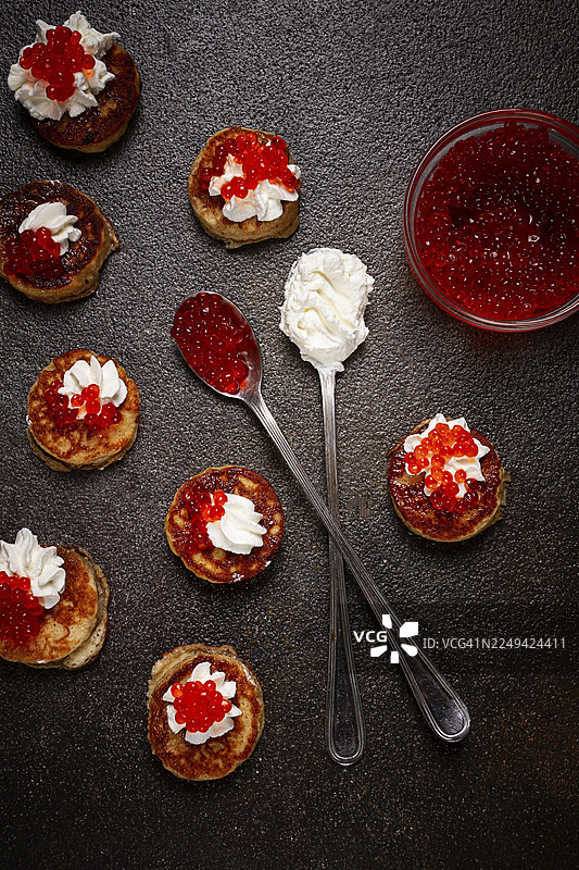 德米多夫松饼，迷你松饼，配酸奶油和红鱼子酱，自制，无人图片素材