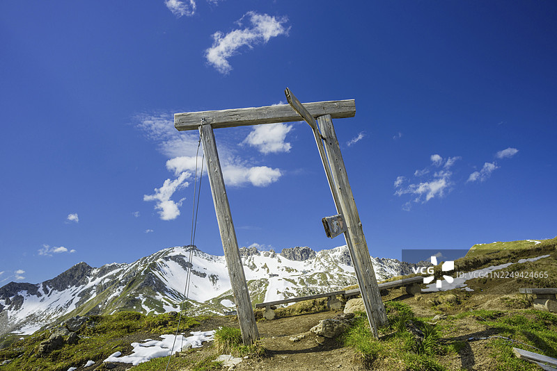 艺术行动“为另一个世界打开门,波塔·阿尔皮纳”在采格尔萨特尔的一部分,其后是内贝尔峰,2224米,阿尔高阿尔卑斯山,巴伐利亚,德国图片素材