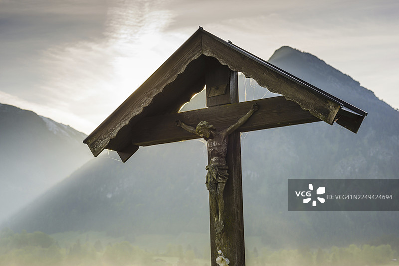 位于德国巴伐利亚州阿尔高地区奥伯斯多夫附近的洛雷托草地的十字架,带有基督形象,阿尔高阿尔卑斯山图片素材