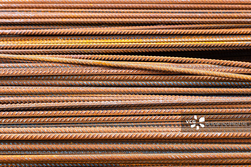 生锈的钢筋生满画面，作为工业建筑的背景纹理图片素材