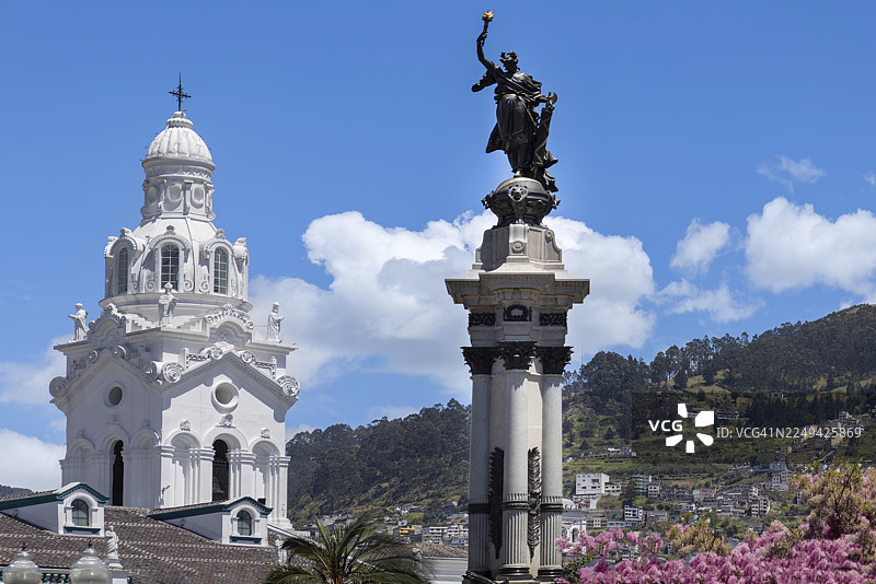厄瓜多尔基多老城。殖民时期色彩斑斓的风景历史悠久的市中心。独立广场图片素材