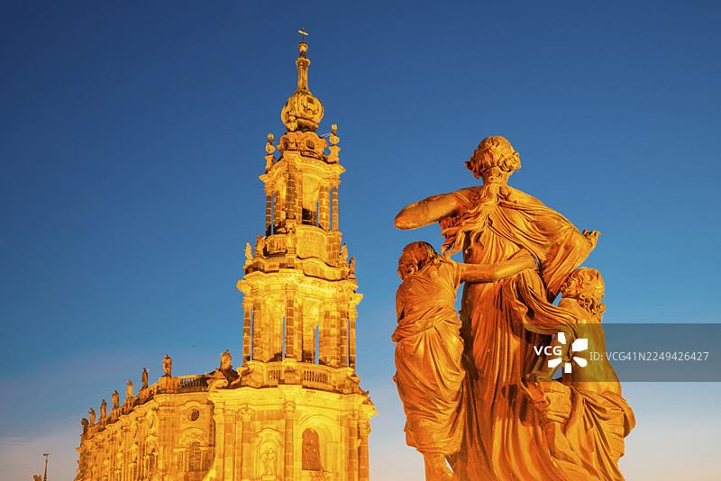 早晨的团体人物，从施洛斯广场通往布吕尔平台（Bruehl's Terrace）的台阶，后面是圣母教堂（Hofkirche），地点位于德国萨克森自由邦德累斯顿。图片素材