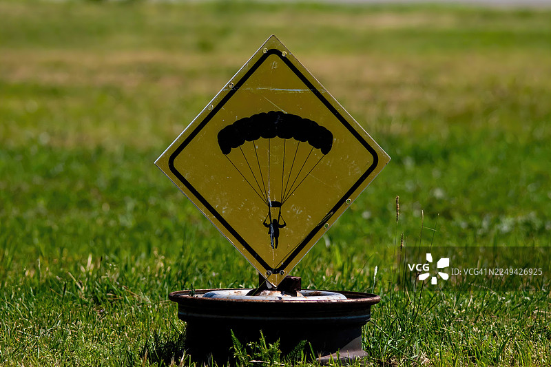 保加利亚，草地上降落伞着陆警示标志图片素材