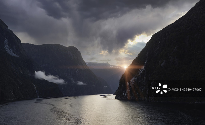 日落时新西兰米尔福德峡湾风景的广角全景图片素材