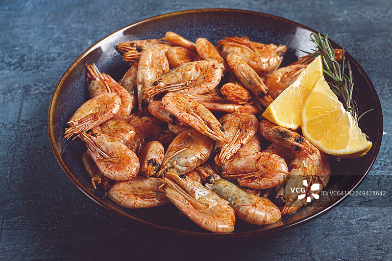 炸虾（带壳带头，未去皮），规格70-90，蓝色背景，自制，无人图片素材