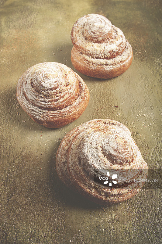 烘焙产品，柠檬扭扭卷，淋有白色糖霜，甜面包，玛芬，糕点，俯视角度，无人物图片素材