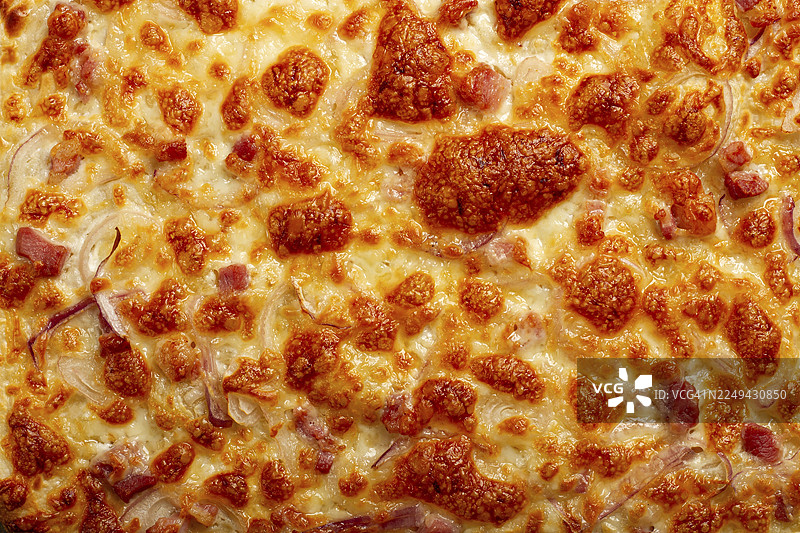 火焰挞，开放式馅饼，长方形披萨，配芝士和红洋葱，培根片，阿尔萨斯菜肴，自制，无人图片素材