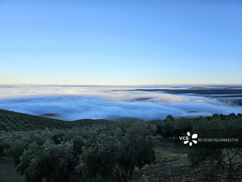西班牙克萨达，晴朗蓝天下壮丽的风景，云海覆盖着山谷图片素材