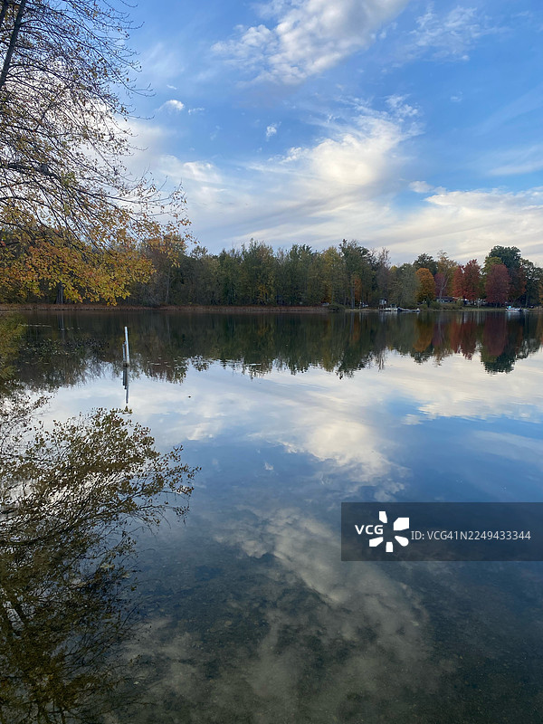 秋日宁静的湖泊，倒映着树木和天空的斑斓色彩，马歇尔，美国图片素材