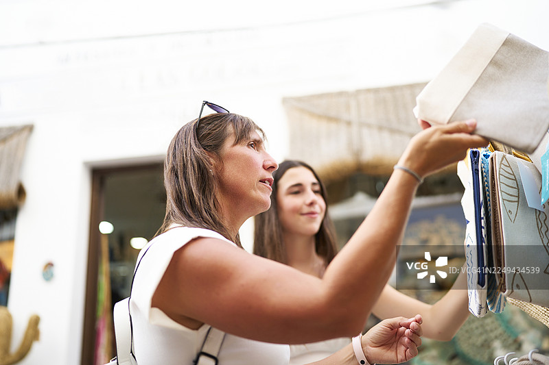 母女二人度假期间一起享受购物的乐趣图片素材