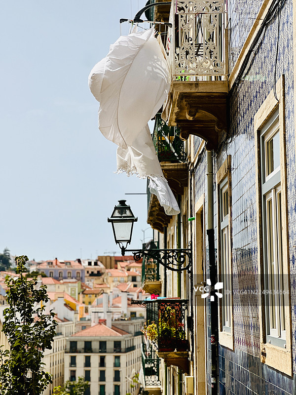 低角度仰拍建筑与天空图片素材