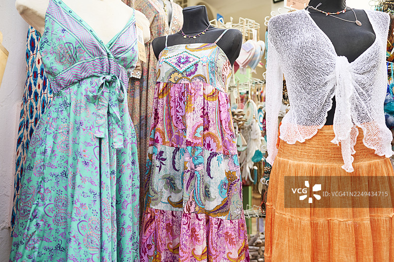 零售店里模特身上展示着佩斯利花纹的波西米亚风格连衣裙图片素材