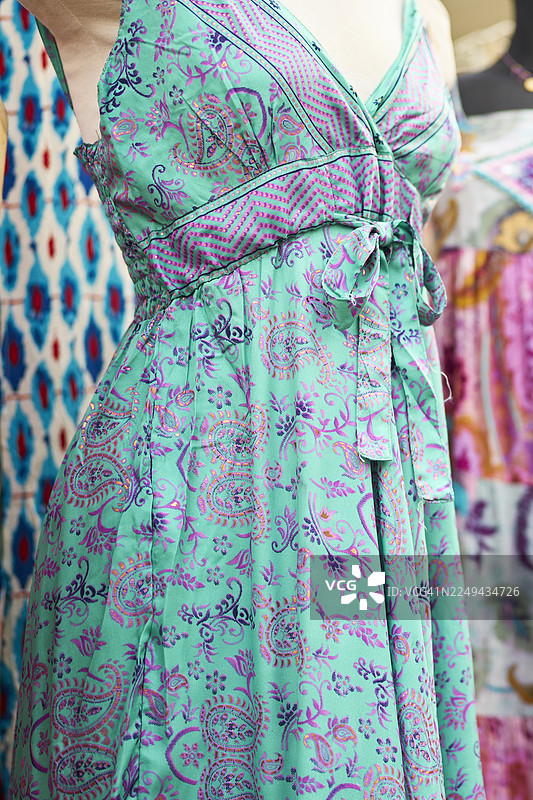 波西米亚风格连衣裙，饰有鲜艳的绿松石佩斯利图案图片素材