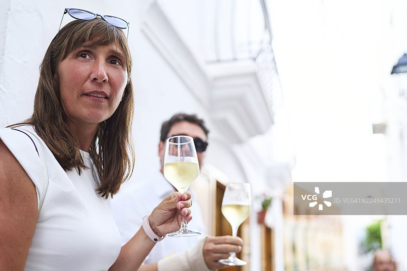 夏季，女子和男子用葡萄酒碰杯图片素材