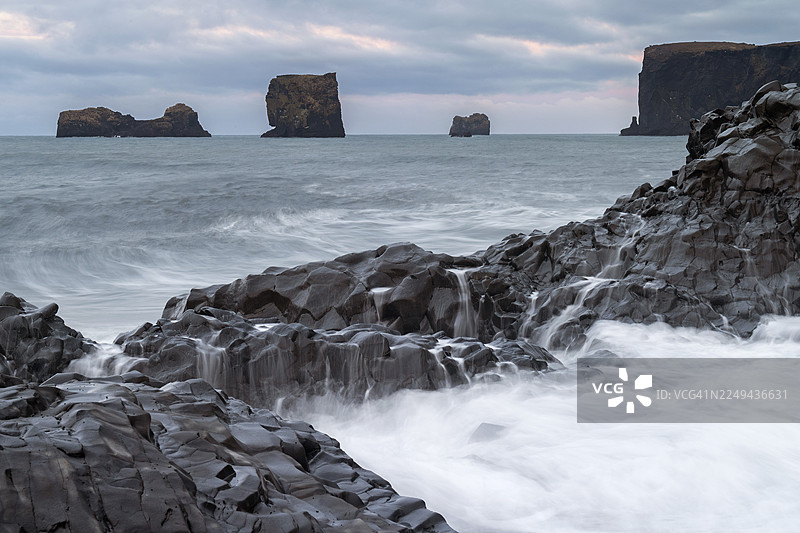 海浪,冲浪,冲刷过柱状玄武岩,岩石针,长曝光,迪霍拉艾(Dyrhólaey)南岸,冰岛的迪霍拉艾(Dyrhólaey)岩石拱门图片素材
