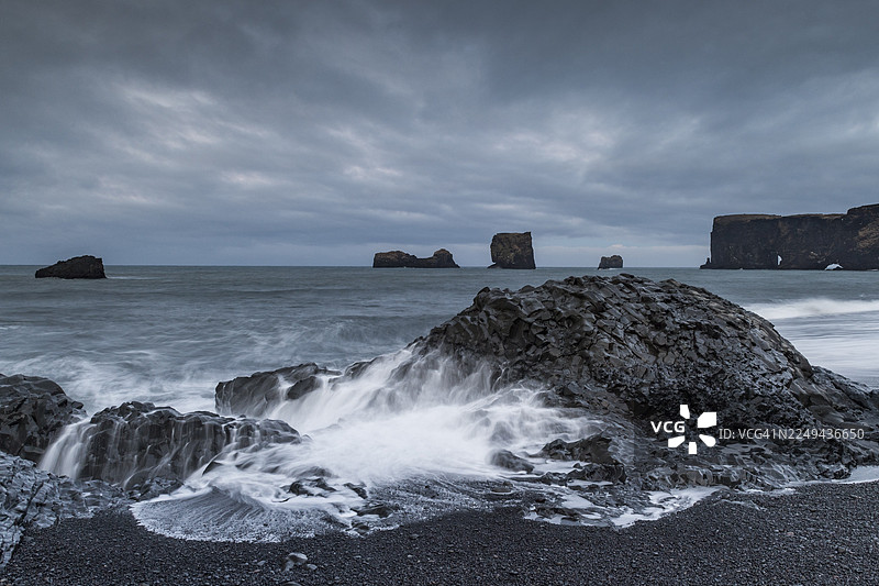 海浪,冲浪,黑沙滩,熔岩海滩,柱状玄武岩,岩石针,长曝光,迪霍拉里(Dyrhólafjara),岩石门迪霍拉里(Dyrhólaey),冰岛南海岸图片素材