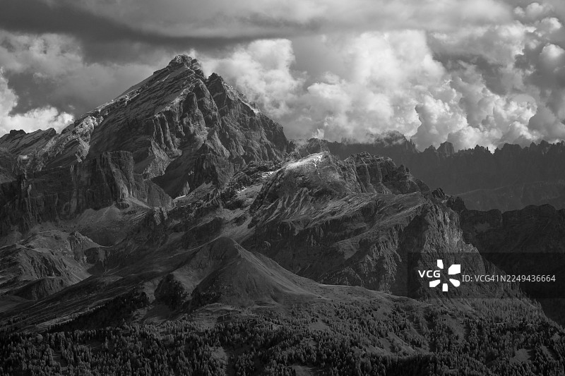 意大利圣维托迪卡多雷，黑白风格的崎岖雪山在阴云密布的天空下，戏剧性的景观图片素材