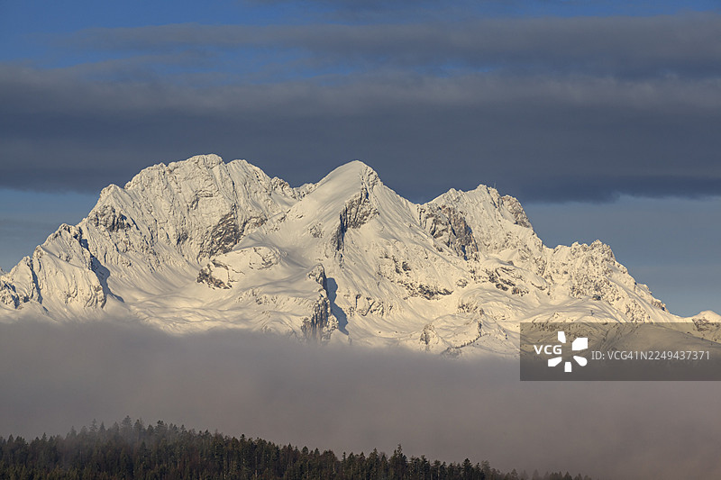 晨光中的山脉，有雾，有雪，春天，在德国巴伐利亚州的韦特施泰因山脉，阿尔卑斯峰，楚格峰，韦尔登费尔斯地区。图片素材