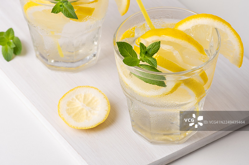白色桌子上的柠檬薄荷清凉饮品图片素材