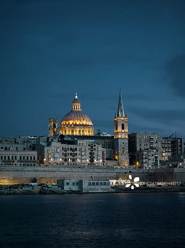 马耳他瓦莱塔海滨，华灯初上的历史建筑与大教堂圆顶在黄昏时分交相辉映，瓦莱塔，马耳他，瓦莱塔图片素材