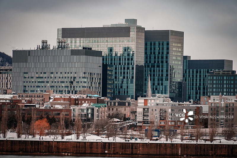 冬季背景下，加拿大城市景观融合了现代与传统建筑，天空戏剧性十足图片素材