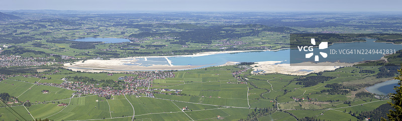 春季从特格尔贝格(1881米)拍摄的施万高、瓦尔滕霍芬、霍普芬湖以及部分仍未排干的福尔根湖、阿尔高东部、巴伐利亚、德国的全景图图片素材