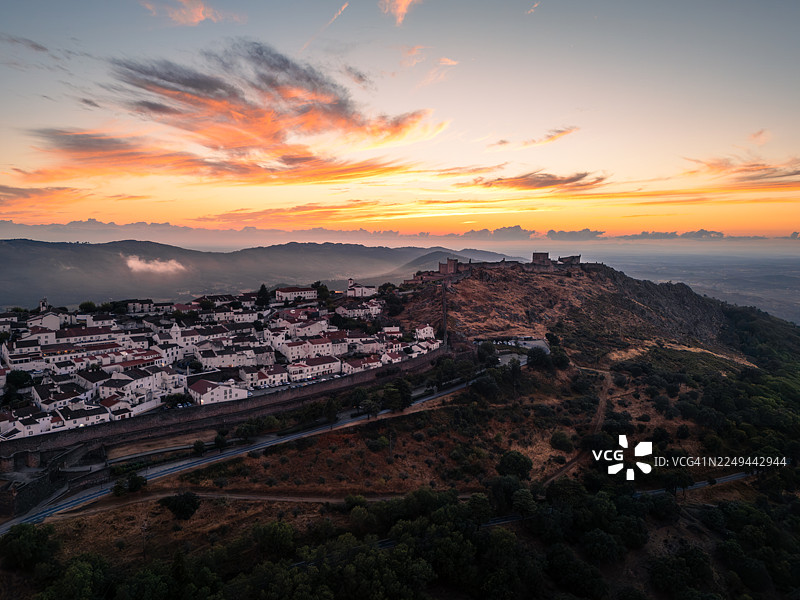壮丽的日落天空下，历史城镇和古老城堡的剪影，高角度俯瞰图片素材