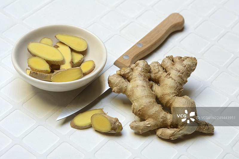 姜，带壳的姜根和姜片图片素材