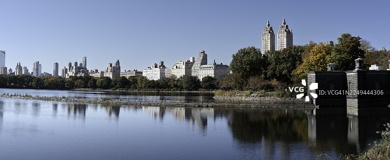 城市建筑旁宁静的湖泊景色，映衬着湛蓝的天空，展现了城市景观之美，纽约市，美国，USA图片素材