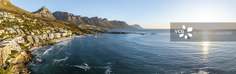 城市景观，航拍，海洋和克利夫顿海滩，坎普斯湾，开普敦，南非图片素材