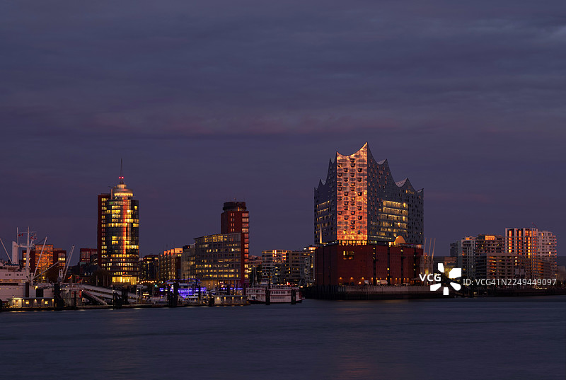 从诺德尔贝河远眺易北爱乐厅、易北爱乐厅(昵称“Elphie”)、哥伦布大厦、港口新城、凯尔维德斯皮策、皇冠住宅区,汉堡市,傍晚光线,暮色,德国图片素材