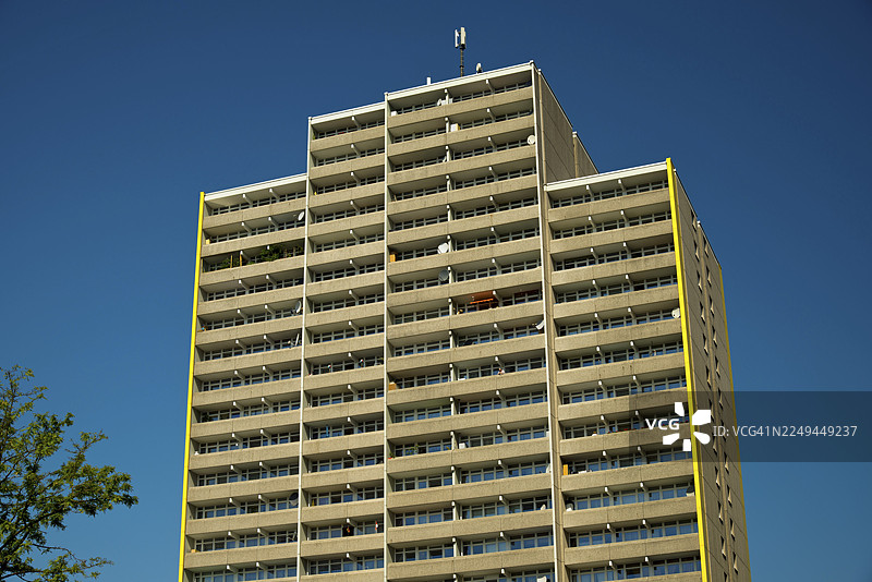 德国科隆北莱茵-威斯特法伦州卫星城克罗伊茨维勒的高层公寓楼，带有阳台和卫星天线图片素材