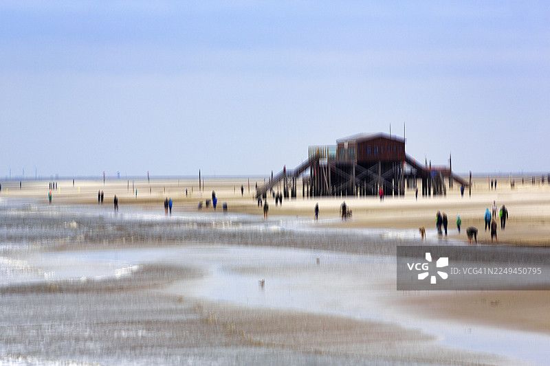 沙滩上的婴儿车，高跷屋，擦拭效果，长时间曝光，圣彼得尔-奥尔丁，埃德施泰特半岛，瓦登海国家公园，北弗里斯兰，石勒苏益格-荷尔斯泰因，德国图片素材