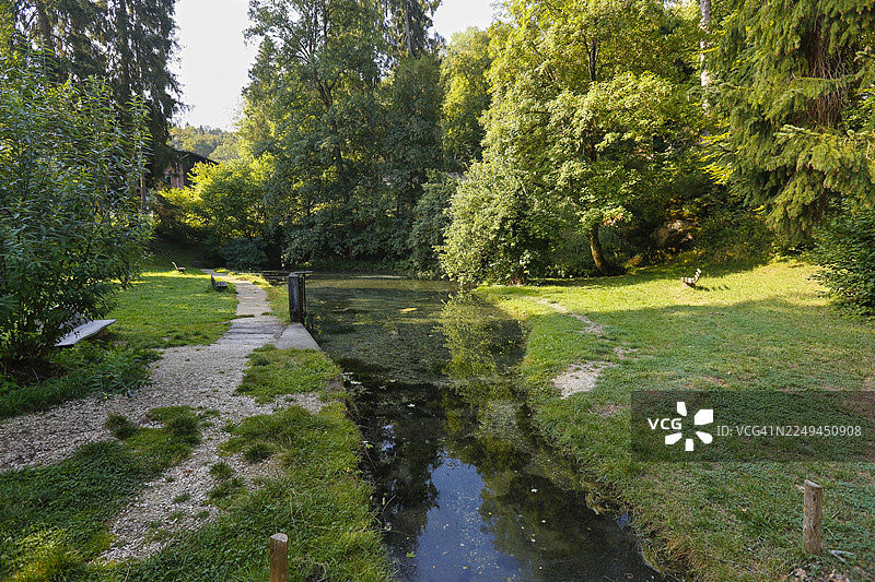 劳特泉，大劳特河，喀斯特泉，水体，公园，田园风光，草地，草坪，树木，奥芬豪森，戈马丁根市镇，施瓦本汝拉山，巴登-符腾堡州，德国图片素材