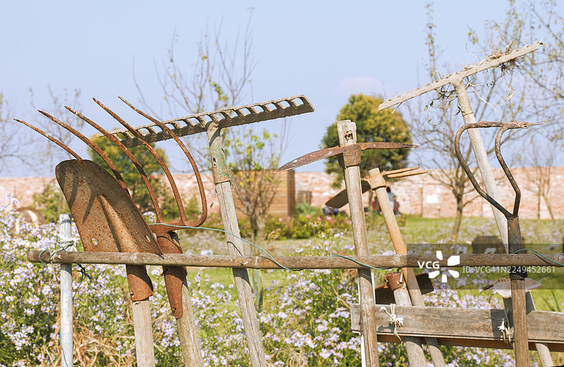 意大利威尼托地区马佐博罗岛上的花园和园艺工具图片素材