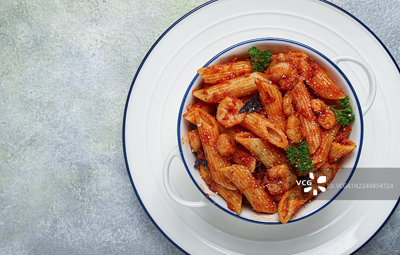 近距离拍摄的番茄虾仁意面，无人像图片素材