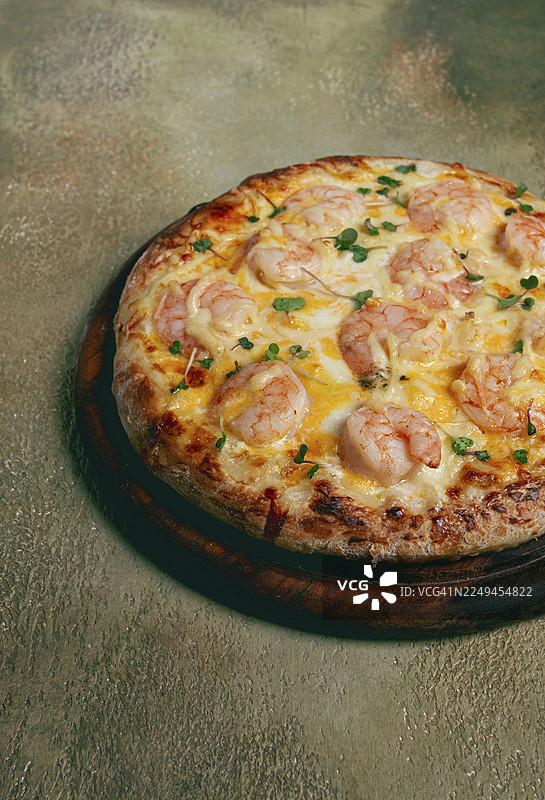 四种奶酪披萨配虾和新鲜的微型蔬菜，放在木板上，自制，无人图片素材