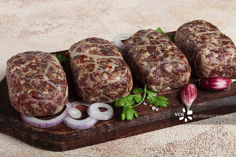 阿普哈兹拉，格鲁吉亚美食，肉丸，用脂肪网包裹的肉末，塞夫塔利亚，自制，无人图片素材